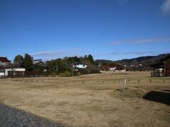 こちらが安芸国分寺跡。歴史や遺構から７４１年の詔から７５０年の間に整備されたと考えられています。現在では当時の建築物は残っていませんが、遺構から金堂、講堂、回廊、塔などが建っていたと推定されています。幅約２５０ｍ、南北は正確には確定できていないそうです。
現在では休憩場所などが設置されていますが、基本的には野原という感じになっています。