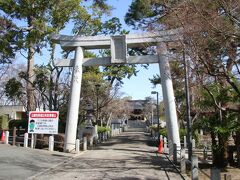 参道を進んでくると立派な石鳥居がありました。右手には児童遊園があったりとある意味神社らしい場所でした。そしてらしくないというか珍しいのは左手に本格的な野球場があり神社の土地の一角を使って作った様な形になっています(航空写真でのイメージだけで真相はわからないですが)。なんかなかなか珍しい形だなと思いました。