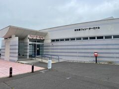 宿まで戻ったお蔭で利尻島を１周できた訳ですが、ミルピス商店の前も通りました。　そして礼文島行きの出航30分以上前に、沓形港フェリーターミナルに到着。