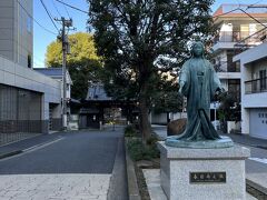 東大を出て湯島天満宮に向かう途中でみかけた春日局像。

像の奥には、春日局の菩提寺である麟祥院（りんしょういん）がありました。