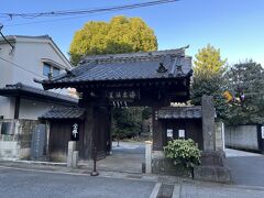 徳川家光の命により春日局の菩提寺として建立された麟祥院（りんしょういん）の山門。

あまりに静かでちょっとのぞいていたら、どうぞどうぞと。ちょっと寄っていくことにしました。