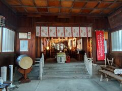 龍華寺隣の洲崎神社も昨日の大晦日の参詣に続いて、初詣させて頂く。お神酒の良い香り。祭壇に明かりが灯って雰囲気が良い。