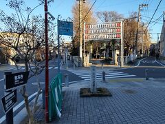 称名寺と金沢文庫駅・釜利谷方向との分岐点、金沢八幡神社の参道前。右手に進むと称名寺の赤門、金沢文庫方面だ。