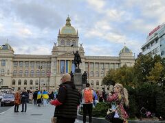 ヴァーツラフ広場には、チェコ国民を今も見守っている聖ヴァーツラフの像がある。
そしてチェコが民主化を果たしたビロード革命（1989年）の舞台となった場所である。正面の大きな建物は国立博物館。
博物館大好きマンなのにスケジュールの都合で見られなかったので次こそ。

ヴァーツラフ広場まではトラム（路面電車）で移動したのだが、おしゃべりなおじさんと無口なおじさん2人組に話しかけられた。元傭兵仲間だそうで、東欧などで大きな紛争が起こっていた頃、ヤバい地域で仕事をしたとのこと。ユーゴスラビアあたりだろうか（現在のセルビアなど）。
おしゃべりおじさんは、ロシア語とスロバキア語も話せるらしい。チェコ語と同じスラブ語系統の言葉の方が覚えやすいのだろう。ソ連がまだ残っていた頃の中欧東欧諸国では、ロシア語が共通語の役割をしていたのかも知れない。ちなみに英語はさっぱり話せないようだった。
傭兵時代の仕事ぶりについて質問できるほどのロシア語パワーは無かったので、おじさんが一方的に話している形になったが、旧東側の国にはそういう過去をもつ人もいる、ということを実感した。
トラムを降りる時は、無口なおじさんも「アホーイ」と言ってくれた。
（ロシア語のできないワタクシをアホと言ったのではなく、チェコ語で「バイバーイ」の意である）
