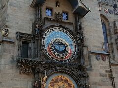 旧市街広場まで歩いてきた。プラハと言ったら天文時計！お土産品にもよく使われるプラハの象徴である。デザインがワタクシ好み。
もっと高い場所にあるかと思っていたら、案外低い位置にあったのでじっくり見ることができた。