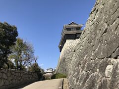 ホテルに荷物を預けて松山城へ。
リフトとロープウェイが並走している。待たずに乗れたのでリフトで長者ｹ平駅まで。長者ｹ平駅からは城まで10分ほど歩く。