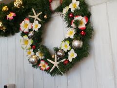 エッグスンシングスはクリスマスらしい飾りつけ。ハワイアンなクリスマスリース。