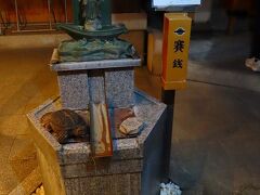 そして小網神社は都内でも数少ない銭洗い弁財天があるんです。
品川神社や豊川稲荷東京別院(≧▽≦)などもお馴染みですが・・・どちらも銭洗いしたことありますが、芝大神宮と近い影響から最近はここで毎年洗ってます (≧▽≦)