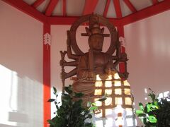 本城厳島神社弁財天　七福神の内、インドの神様で唯一の女神様、天女姿と琵琶を持っているのが特徴です。学問、良縁成就にご利益があります