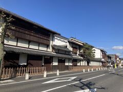 ４３＜ふとんの西川＞
　白雲館前の通りを西に向かうと、すごく長く続くお屋敷を発見。ここは「ふとんの西川」で有名な「西川ふとん」の創業家の私邸でした。この会社も元をたどれば近江商人だったんですね。