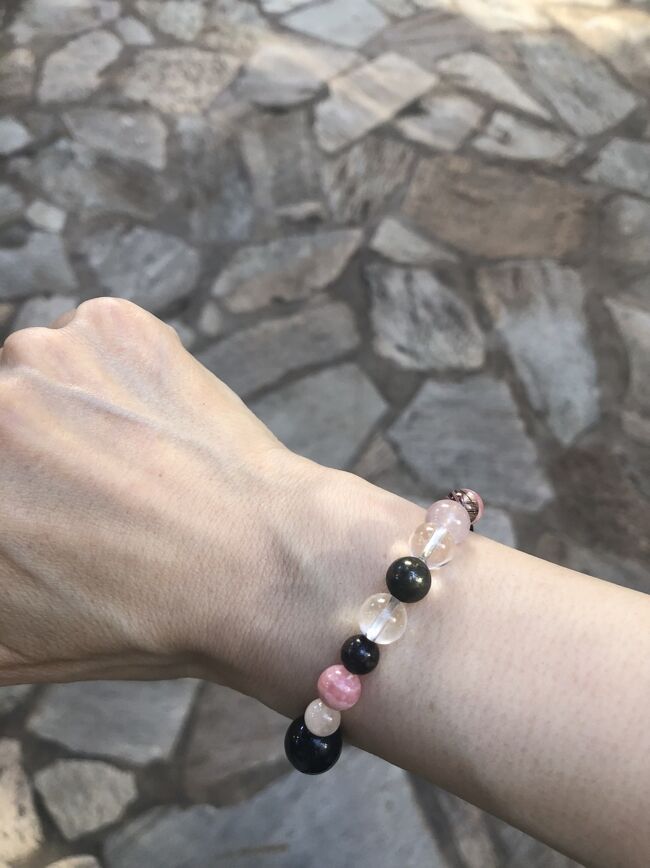 次は前回行こうと思ってて中々行けなかったパワーストーンのキャサリンさんのところへ。Jcbラウンジのあるワイキキショッピングプラザに居ます。色々教えて貰い大満足