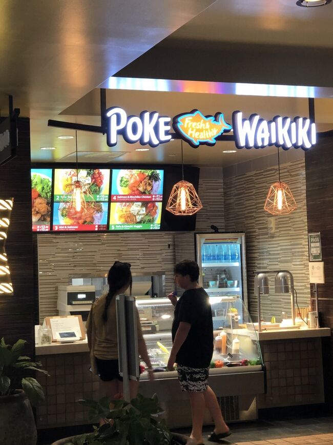 お昼は歩き疲れてここで