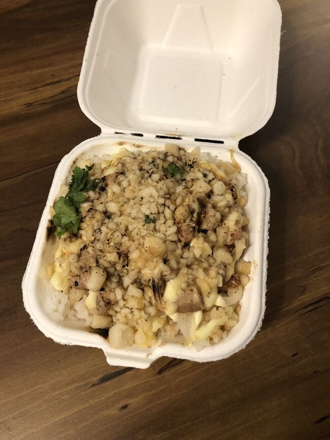 sato seafood のマカディミアンナッツ乗せのマグロ丼<br />どちらも美味しかったです.<br /><br />1日目は疲れて早めに就寝でした