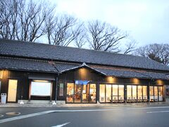 山居倉庫の二棟が酒田夢の倶楽としてレストラン、売店として活用されています。