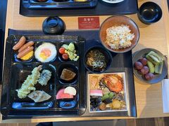 朝食も大満足。天ぷらサクサクのままでも、お蕎麦につけてもおいしい。
おせちもある。
白米でホテルカレーの選択もあったけれど、そんなに食べられないので、深川めしにしました。