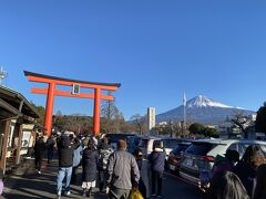 訪れたのは昨年同様富士山本宮浅間神社です。
昨年同様、雲一つない富士山が見れました。