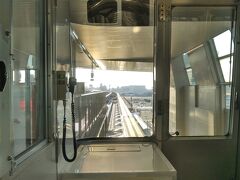 モノレールに乗って阪急線の乗換駅、蛍池駅まで一駅ですが前展望を楽しみます。