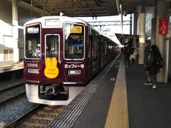 蛍池駅で阪急線に乗換えるとなんやらヘッドマークが付いている車両がやってきました。
よく見ると「ミッフィー号」でした。よく見ると運転台にミッフィーが乗務してますね。