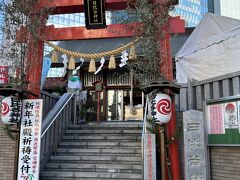 しばらく行くと、神社発見！
新幹線の線路のすぐ近くでした。
こんなところに神社があったんだ。
ちょっと立ち寄ってみよう。