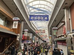 平和通り商店街を通り抜けます。