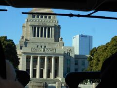 車窓からの撮影でうまく撮れていませんが、国会議事堂です。
バスガイドさんがいろいろと説明されてますが
また、ブレた～とかでちゃんと聞いていません。