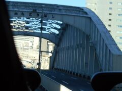 こちらも見えづらいですが、勝鬨橋です。
豊洲、築地、銀座ではココ！という写真は撮れず…。