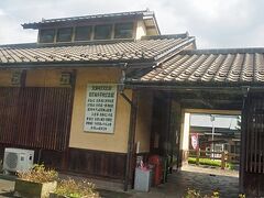 長屋門風の花輪駅。
近くには登録有形文化財の旧花輪小学校記念館があるそうです。