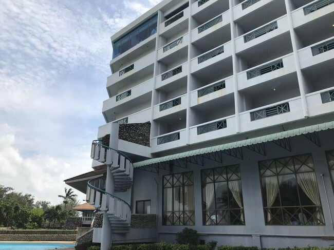 プールに降りる螺旋階段