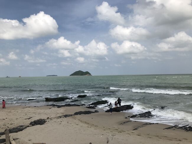 沖に浮かぶ島は、ヌー島。