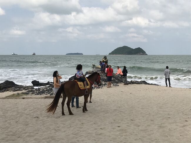 地元の人達がひっきりなしに人魚と記念撮影をしていました