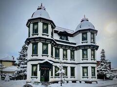 旧弘前市立図書館

ツインの赤いドームの屋根がすっかりと雪化粧。これはこれで中々いい。

　中へ