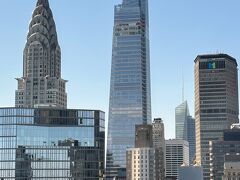 1つ上の写真をズームします！

（写真左）
地上320ｍの超高層ビル『クライスラービル（Chrysler Building）』
（77階建て）です。
頂部・壁面・内装にアール・デコの装飾が施され、アール・デコ建築の
古典的代表作として知られています。

（写真中央）
2021年9月14日に完成した地上427ｍの超高層ビル
『ワン・バンダービルト（One Vanderbilt）』（104階建て）です。

ダイジェスト版で載せました↓

<2022NY最新観光スポット！羽田空港からJFK空港まで
ANAビジネスクラス★2022年5月にオープンしたデパート
『Macy's』のアウトレット『メイシーズ バックステージ』、
超高層ビル『ワン・バンダービルト』体感型展望台「サミット・ワン・
バンダービルト」、「ハドソンヤード」モニュメント「ベッセル」、
チューリップ島『リトル・アイランド』、『ハイライン』、
「自由の女神像」>

https://4travel.jp/travelogue/11790594