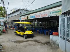 ダナンのローカルレストラン
Nam Danh Seafood
見つけにくいお店です。迷路のような生活感のある路地を通り抜け、こんなところにお店なんかあるの？というところにあります。