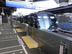 　横浜行の特急は以前からの車両でしたが、二俣川で待っていた普通が新型の20000系電車だったので、乗り換えました（写真は西谷下車時に撮影）。
　相鉄の「デザインブランドアッププロジェクト」を反映した、初の新製車両です。深いつややかなネイビーブルーをまといます。
