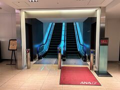 東京・羽田空港第2ターミナル 3F『ANA LOUNGE（本館南）』

さらにエスカレーターで4階に上がると『ANAスイートラウンジ』が
あります。
私たちは左手にある3階の『ANAラウンジ』へ向かいます。