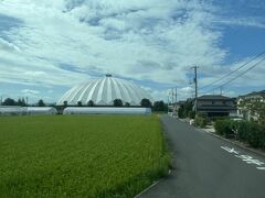 空港から出雲大社行きの直通バスに乗車。
その途中、田んぼの中から突如大きな玉ねぎの形をした白い屋根が出現。