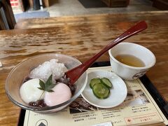 つめたーいぜんざいをチョイス。
小豆ふっくらで甘さ控えめで美味しい。
紅白色のお餅で縁起も◎
縁結びの神様が近くにいることもあって値段は全て『●●縁』と表記。ご縁を大切にしたいキモチが印象的。