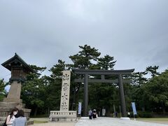 10:00 出雲大社。
いざ踏み入れると歴史を感じさせる雰囲気。鳥居は木製で驚いた！