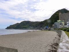 伊勢海老のお刺身をどうしても食べたくなって、道の駅ちくら潮風王国 にある 旬膳はな房 に行くことにしました。
今回は外房の海沿いをドライブしながら南房総の先端に向かいます。
ここは安房小湊駅の近くにある内浦海水浴場です。
ドライブ休憩で立ち寄ったセブンイレブンの目の前にありました。
