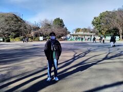 上野動物園を背景に記念撮影