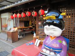 天橋立の智恩寺の参道には名物の智恵の餅のお店が並んでます。奥さんが選んだのはこちらの彦兵衛茶屋