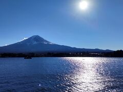 産屋ヶ崎（河口湖湖畔）から見た富士山。