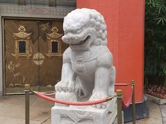 中国式建築なので狛犬がいます。