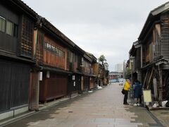 にし茶屋街は、ひがし茶屋街と比べて有名ではないですね。それでも住んでた頃とは比較にならないほど整備されて観光地化されてます。
黄色いジャンパーの方は説明員で西茶屋資料館を説明されているようでした