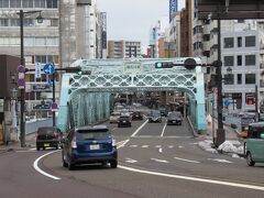 野町広小路交差点から国道157号に出て片町の方へ。ブルーの橋が犀川大橋