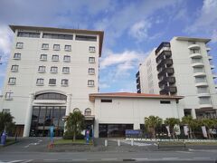 少し迷いながら
今回の宿、ゆがふいんおきなわに
到着。
ターミナルから徒歩5分程度です。

二棟建てで
想像以上に立派です。

日本ハムファイターズの
キャンプホテルでもあります。