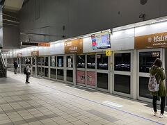 順調に台北松山空港に到着。特に検査的なものはなし。
この便に乗ってた人のたぶん9割以上が台湾の人じゃないかっていう感じだったので、入国審査も外国人のレーンは待ち時間ゼロ。
荷物も預けてなかったから着陸してから30分もかからずに地下鉄の駅へ。