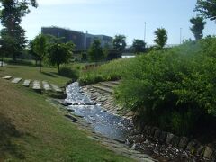 駅の北側は公園になっていて、朝方、散歩している人がいました。