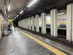 乗り換えて、神戸の長田駅にやってきた。
なかなか良き雰囲気。
昭和の地下って感じ。