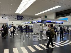 ポートライナーで神戸空港に到着。
神戸空港、三宮から10分弱だし、着いたら空港までの動線は短いし、良い空港なんだけど、いかんせんポートライナーの輸送キャパが少なすぎ。。。